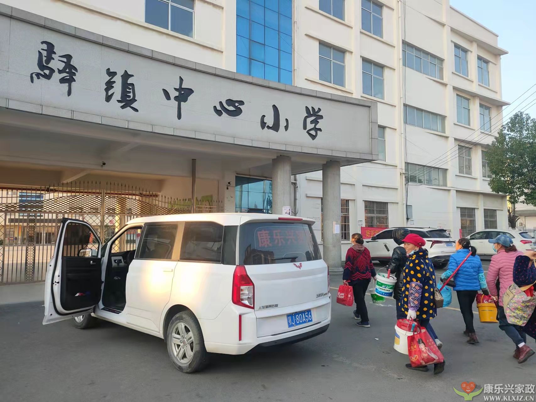 康樂興家政麻城中驛鎮(zhèn)中心小學保潔案例(圖3) 康樂興家政麻城中驛鎮(zhèn)中心小學保潔案例(圖3)